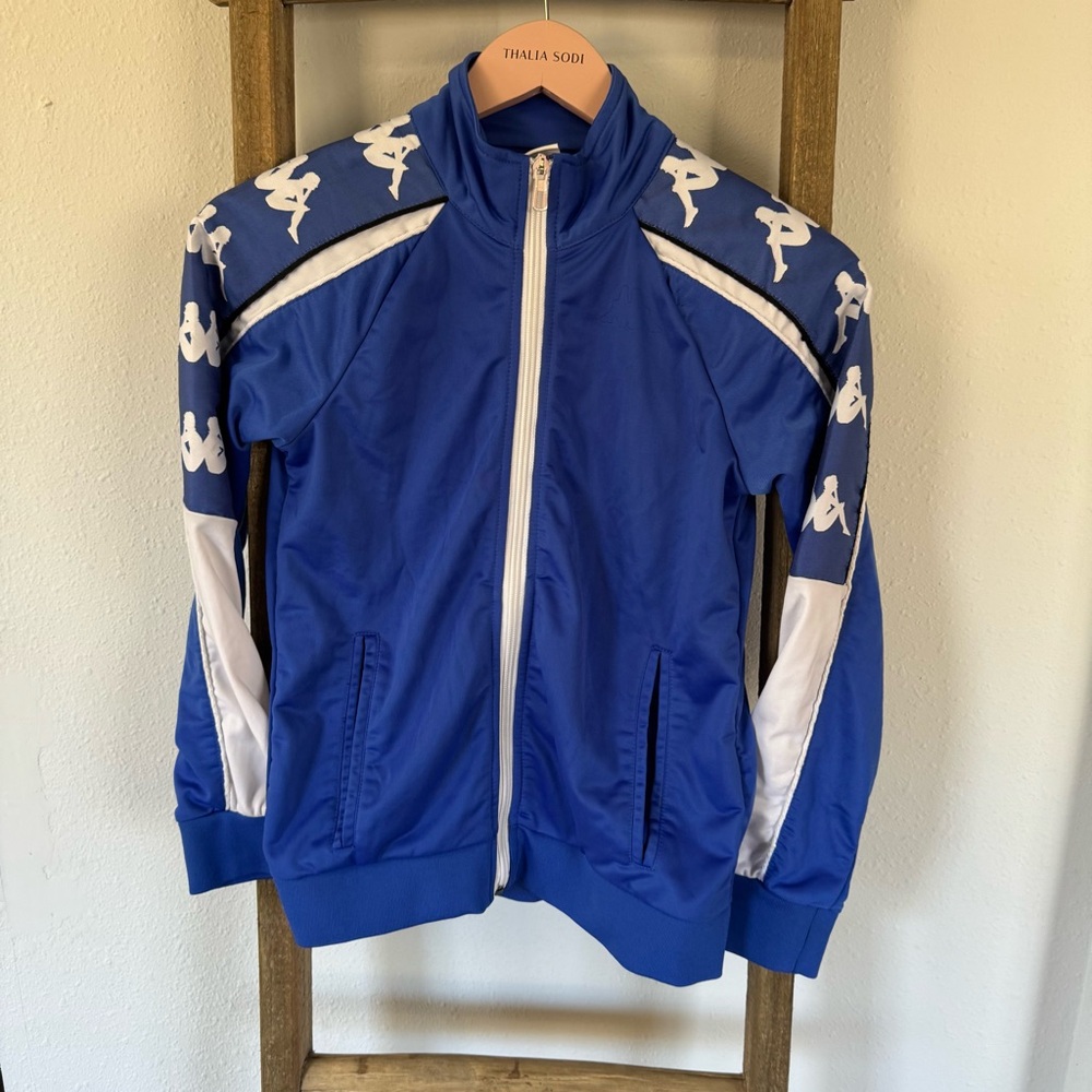 Kappa boys blue zip up activewear jacket size 12
Like new condition 
Logo